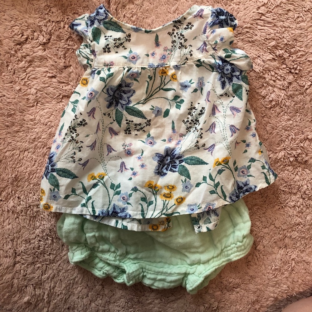 Old Navy 0-3 month girl worn once 2 piece set